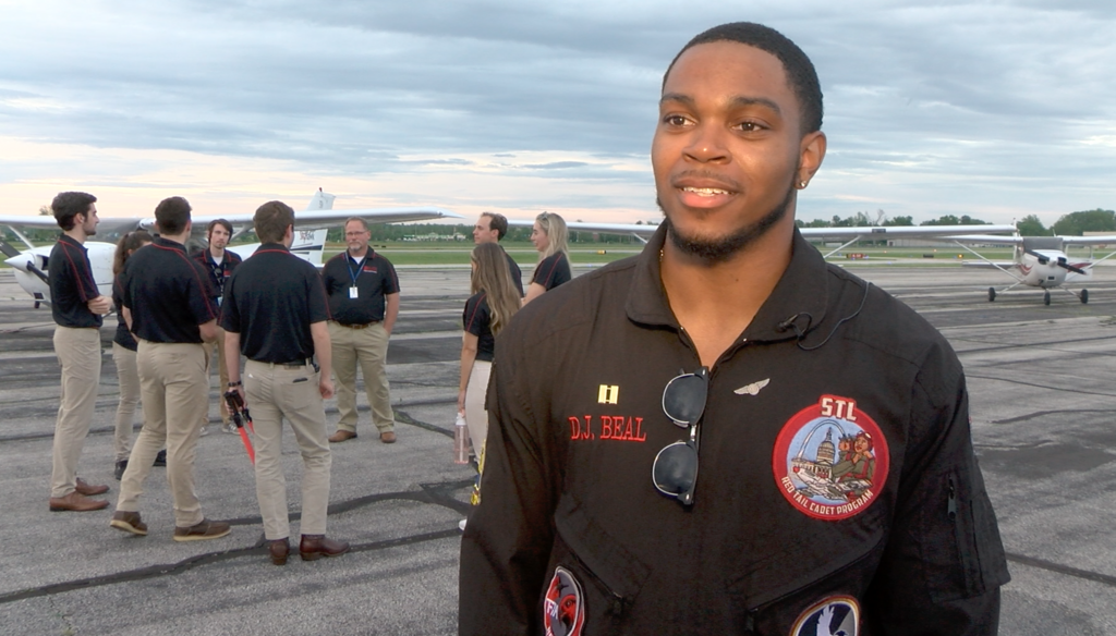 Prendiendo las Alas del Futuro: Programa de 'Red Tail Cadets' Inspira a la Juventud local 3